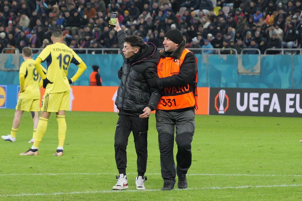 A oprit FCSB - Fenerbahce pentru că... așa a vrut el! Incidentul care nu s-a văzut la TV