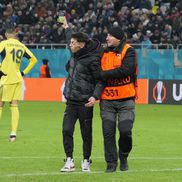 Suporter pe gazon la Fenerbahce - FCSB / Foto: Andrei Furnigă (GSP)