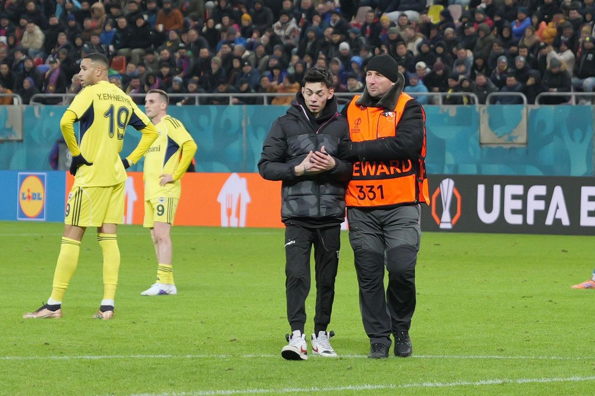 A oprit FCSB - Fenerbahce pentru că... așa a vrut el! Incidentul care nu s-a văzut la TV