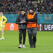 Suporter pe gazon la Fenerbahce - FCSB / Foto: Andrei Furnigă (GSP)