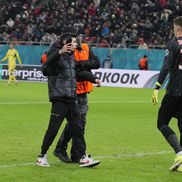 Suporter pe gazon la Fenerbahce - FCSB / Foto: Andrei Furnigă (GSP)