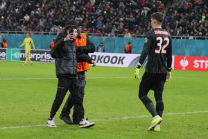A oprit meciul pentru că așa a vrut el! Un suporter a sărit în teren la FCSB - Fenerbahce