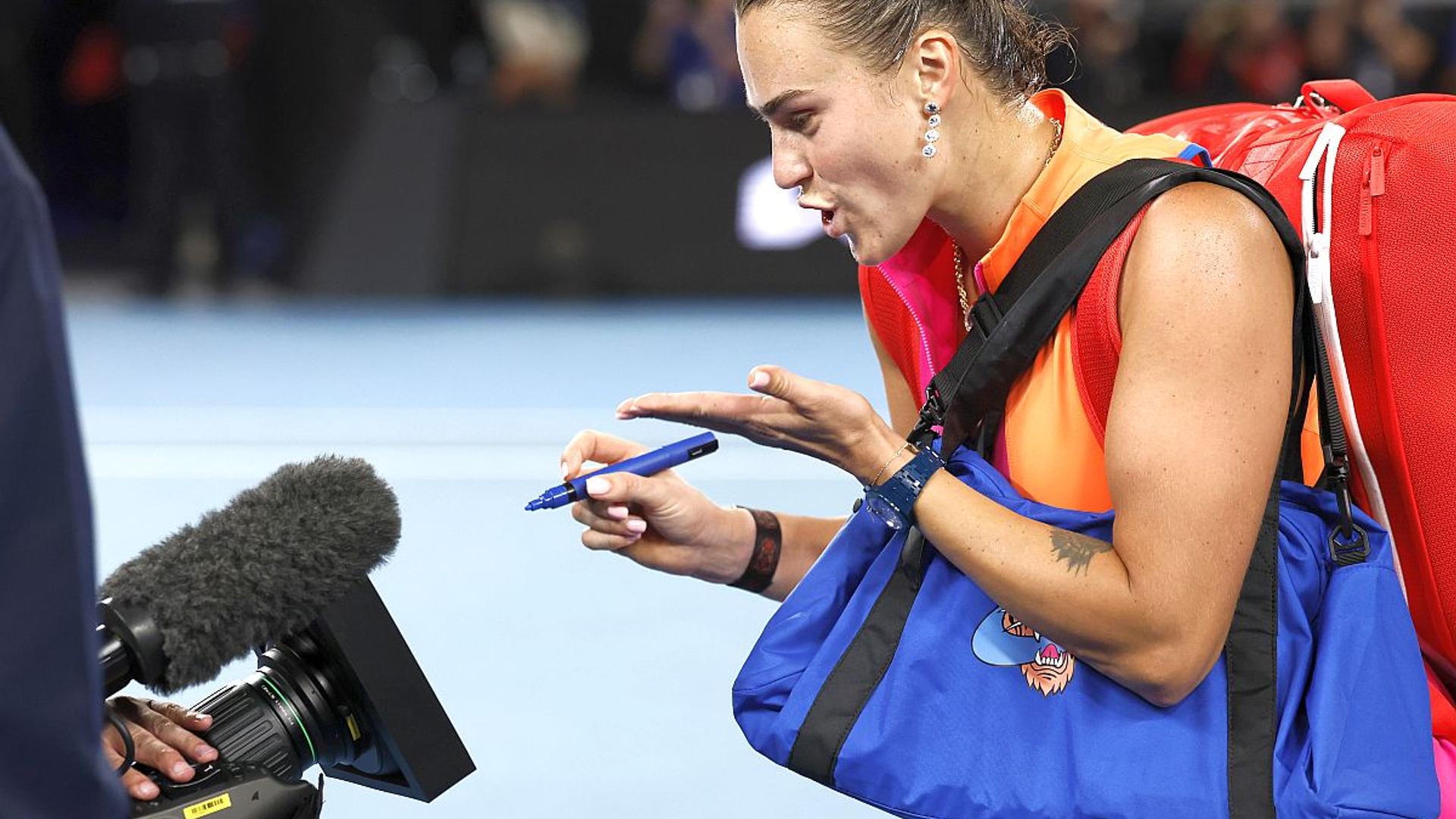 Aryna Sabalenka în timpul unui meci la Australian Open, pregătindu-se pentru finală tenis și relaxându-se cu serial Netflix Homeland sezonul 2 | sursa foto: Gazeta Sporturilor