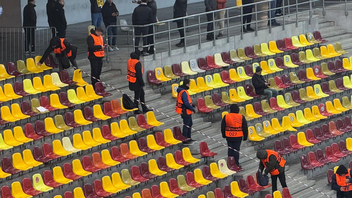 Aroganța supremă! Ce a apărut la tribuna a 2-a pe Arena Națională: turcii „au luat foc”, jandarmii au intervenit imediat