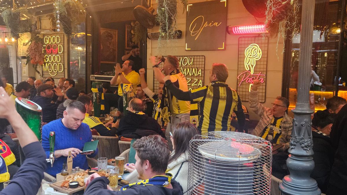 Bairam în Centrul Vechi, apoi fuga în stație: 1.000 de suporteri ai lui Fenerbahce au plecat spre Arena Națională cu STB-ul