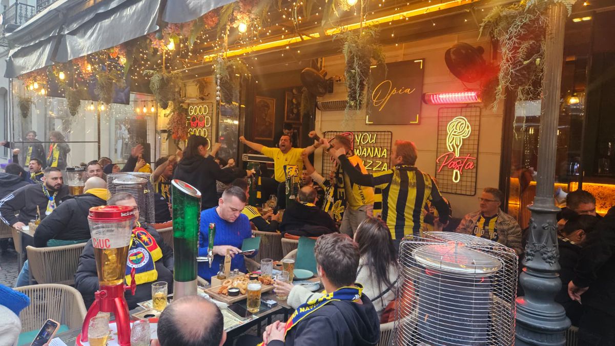 Bairam în Centrul Vechi, apoi fuga în stație: 1.000 de suporteri ai lui Fenerbahce au plecat spre Arena Națională cu STB-ul