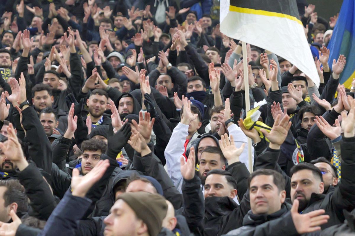 Aroganța supremă! Ce a apărut la tribuna a 2-a pe Arena Națională: turcii „au luat foc”, jandarmii au intervenit imediat