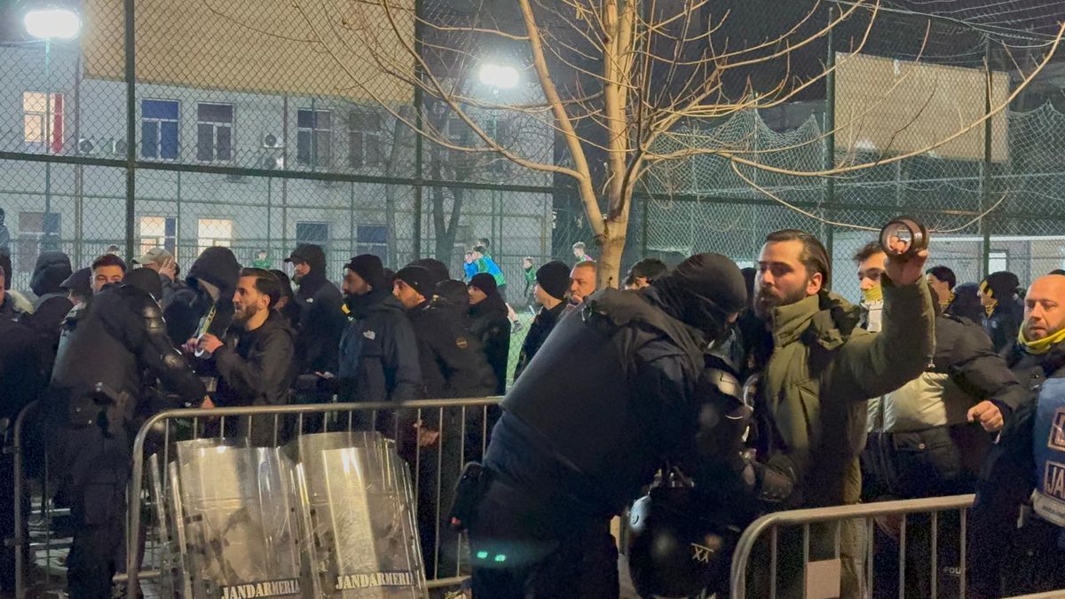 Aroganța supremă! Ce a apărut la tribuna a 2-a pe Arena Națională: turcii „au luat foc”, jandarmii au intervenit imediat