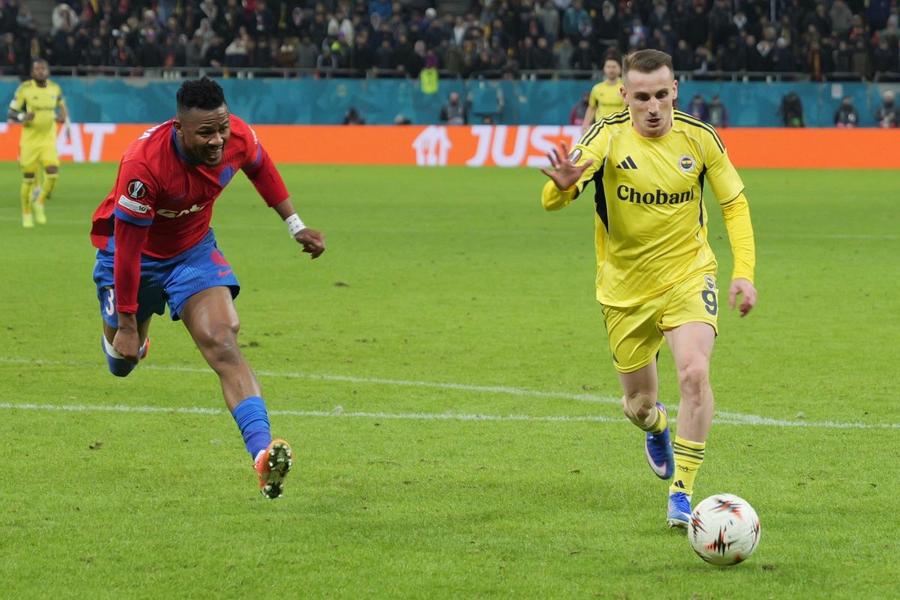 Siyabonga Ngezana, FCSB - Fenerbahce // foto: Andrei Furnigă Jucătorul a bătut palma cu FCSB: „A semnat pe un an!”