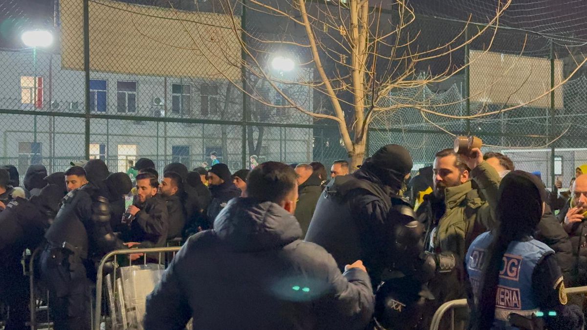 Aroganța supremă! Ce a apărut la tribuna a 2-a pe Arena Națională: turcii „au luat foc”, jandarmii au intervenit imediat