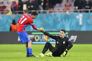 Ștefan Târnovanu se ia de ultrașii din Peluza Nord: „Banner la mișto” + Reacție după ce Becali l-a scos din poartă: „Domnul patron a venit la bază...”