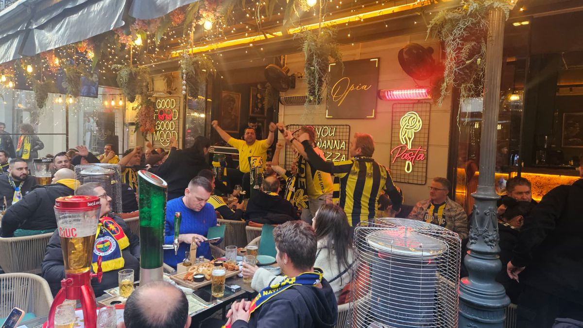 Bairam în Centrul Vechi, apoi fuga în stație: 1.000 de suporteri ai lui Fenerbahce au plecat spre Arena Națională cu STB-ul