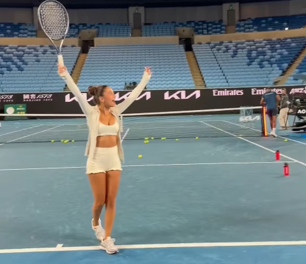 S-a dat în spectacol cu Marcos Baghdatis pe arena Margaret Court de la Australian Open!