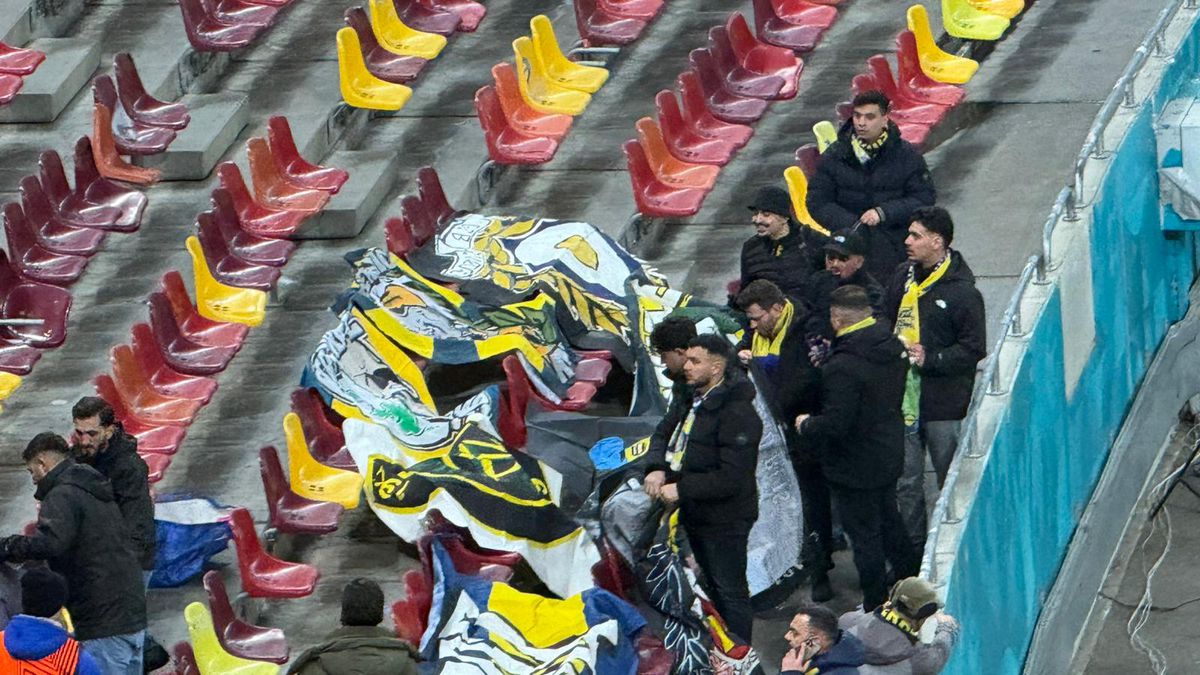 Aroganța supremă! Ce a apărut la tribuna a 2-a pe Arena Națională: turcii „au luat foc”, jandarmii au intervenit imediat