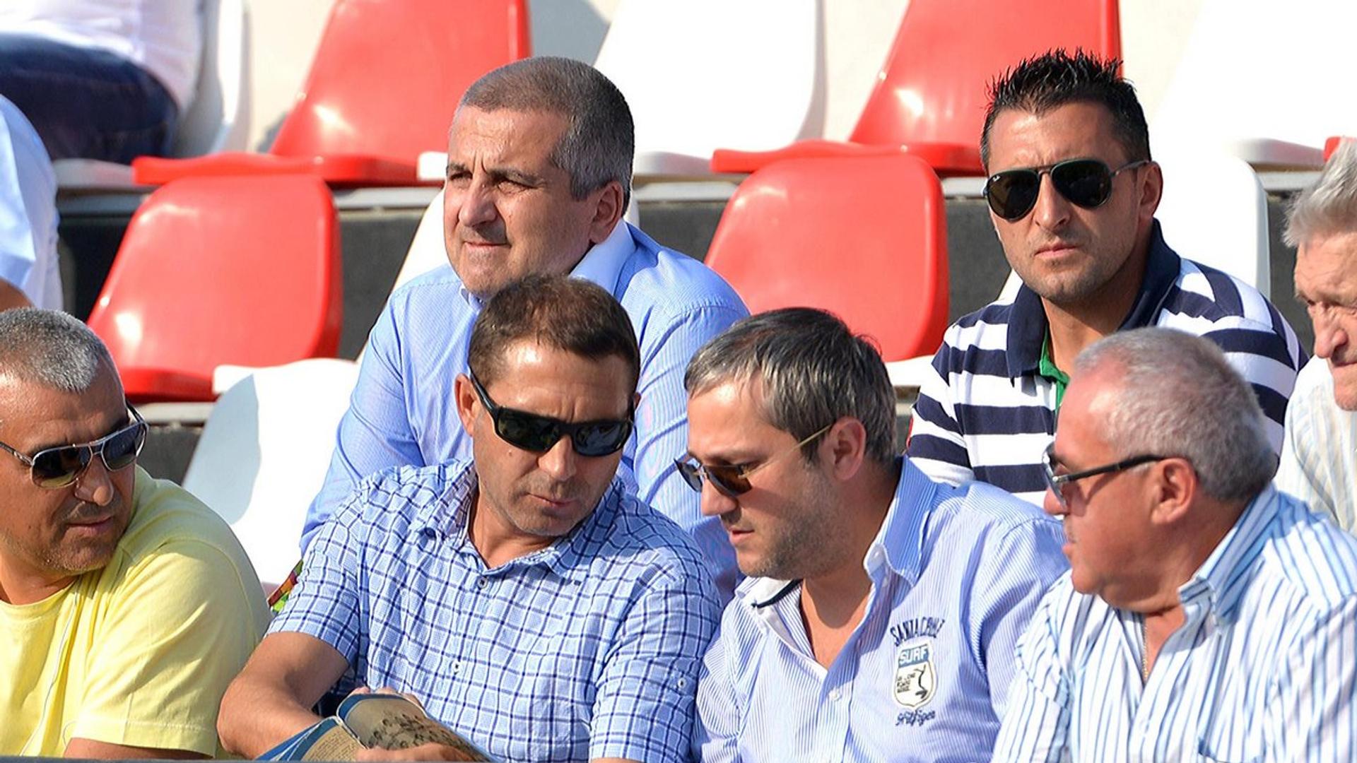 Jucători și conducerea Universitatea Craiova discutând pe teren în timpul meciului trucat cu FC Olt din 1986, blat fotbal confirmat. | sursa foto: Gazeta Sporturilor