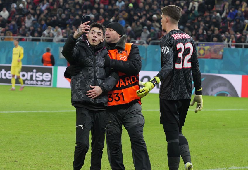 Suporter pe gazon la Fenerbahce - FCSB / Foto: Andrei Furnigă (GSP)