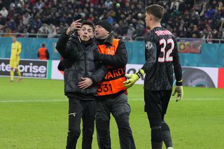 A oprit FCSB - Fenerbahce pentru că... așa a vrut el! Incidentul care nu s-a văzut la TV