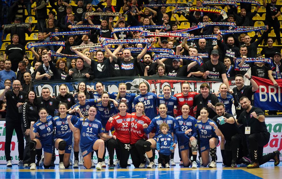 SCM Râmnicu Vâlcea a spulberat-o pe Rapid, scor 35-25 // FOTO: Facebook @SCM Râmnicu Vâlcea - Handbal feminin Rapid, spulberată într-o sală plină! Orașul din România care a reușit marți un „cuplaj” sold-out