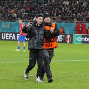 Suporter pe gazon la Fenerbahce - FCSB / Foto: Andrei Furnigă (GSP)