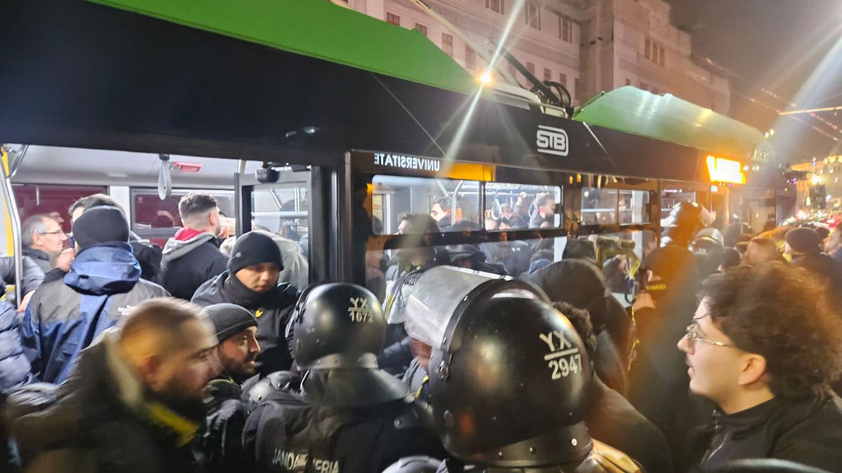Bairam în Centrul Vechi, apoi fuga în stație: 1.000 de suporteri ai lui Fenerbahce au plecat spre Arena Națională cu STB-ul