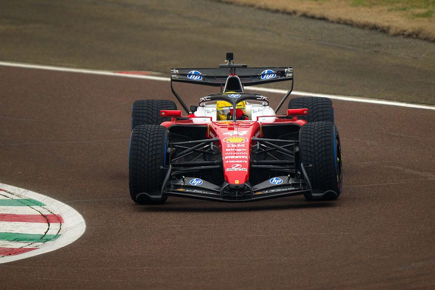Lewis Hamilton, la volanul noului monopost Ferrari, la testele din Barcelona // foto: Guliver/gettyimages