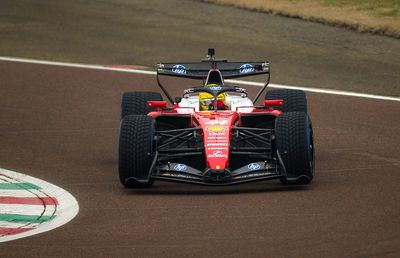 Lewis Hamilton a dezvăluit următorul obiectiv al Ferrari: „Toată lumea lucrează foarte mult”