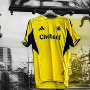 Tricoul pe care îl va folosi Fenerbahce în partida cu FCSB, expus prin București / Foto: Facebook