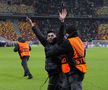 Suporter pe gazon la Fenerbahce - FCSB / Foto: Andrei Furnigă (GSP)