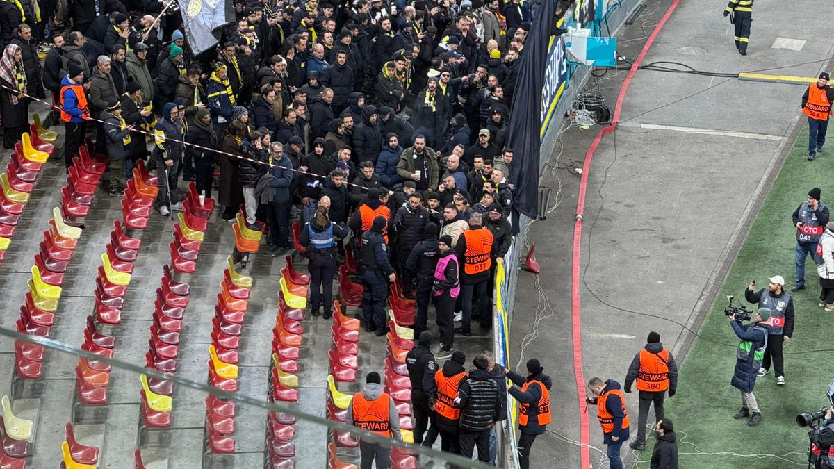 Aroganța supremă! Ce a apărut la tribuna a 2-a pe Arena Națională: turcii „au luat foc”, jandarmii au intervenit imediat