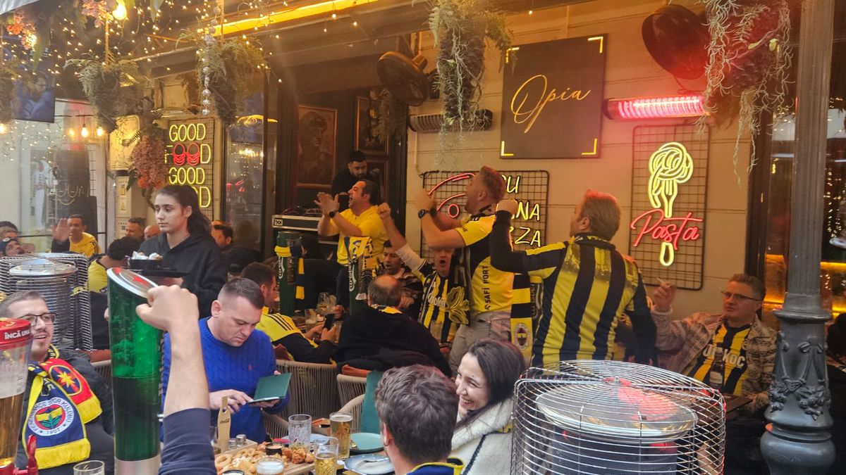 Bairam în Centrul Vechi, apoi fuga în stație: 1.000 de suporteri ai lui Fenerbahce au plecat spre Arena Națională cu STB-ul
