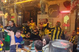 Fanii lui Fenerbahce s-au strâns în Centrul Vechi din București! Imagini în timp real de la reporterii GSP