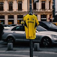 Tricoul pe care îl va folosi Fenerbahce în partida cu FCSB, expus prin București / Foto: Facebook