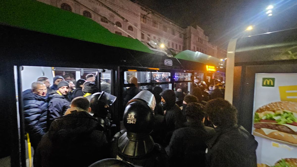 Bairam în Centrul Vechi, apoi fuga în stație: 1.000 de suporteri ai lui Fenerbahce au plecat spre Arena Națională cu STB-ul