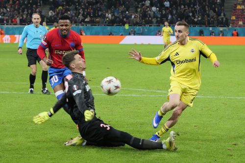 Ștefan Târnovanu, Siyabonga Ngezana, FCSB - Fenerbahce // foto: Andrei Furnigă