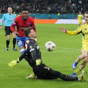 Ștefan Târnovanu, Siyabonga Ngezana, FCSB - Fenerbahce // foto: Andrei Furnigă