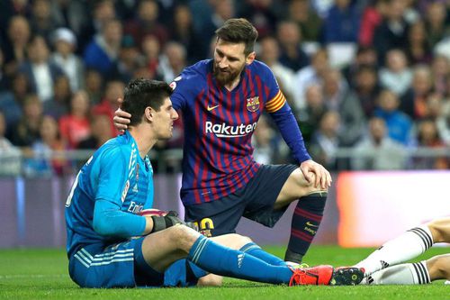 Messi, consolându-l pe Courtois FOTO: Guliver/GettyImages