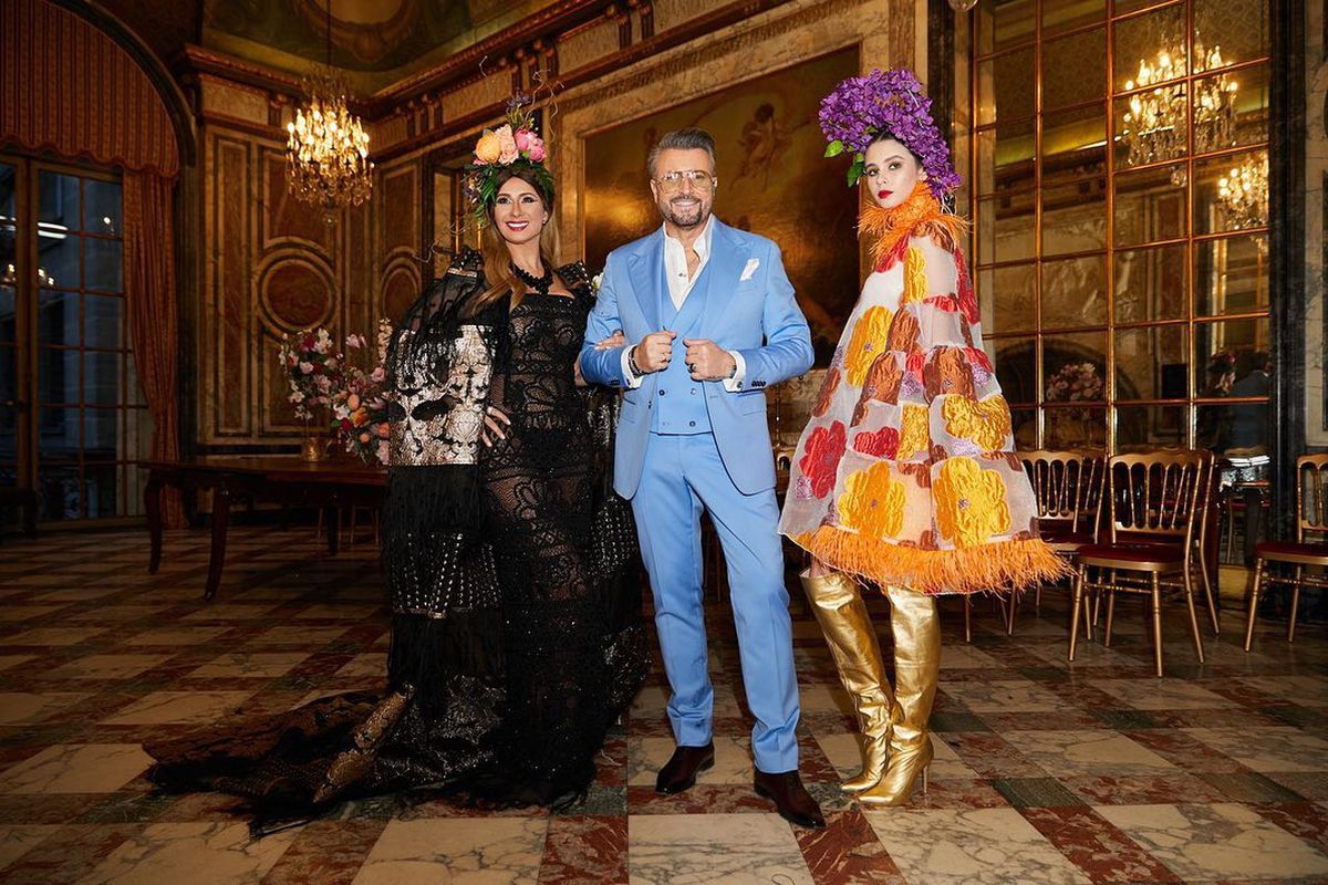 FOTO Anamaria Prodan, sexy pe marginea piscinei, la Ritz, citind ziarul + A apărut alături de fiica ei la Paris Fashion Week