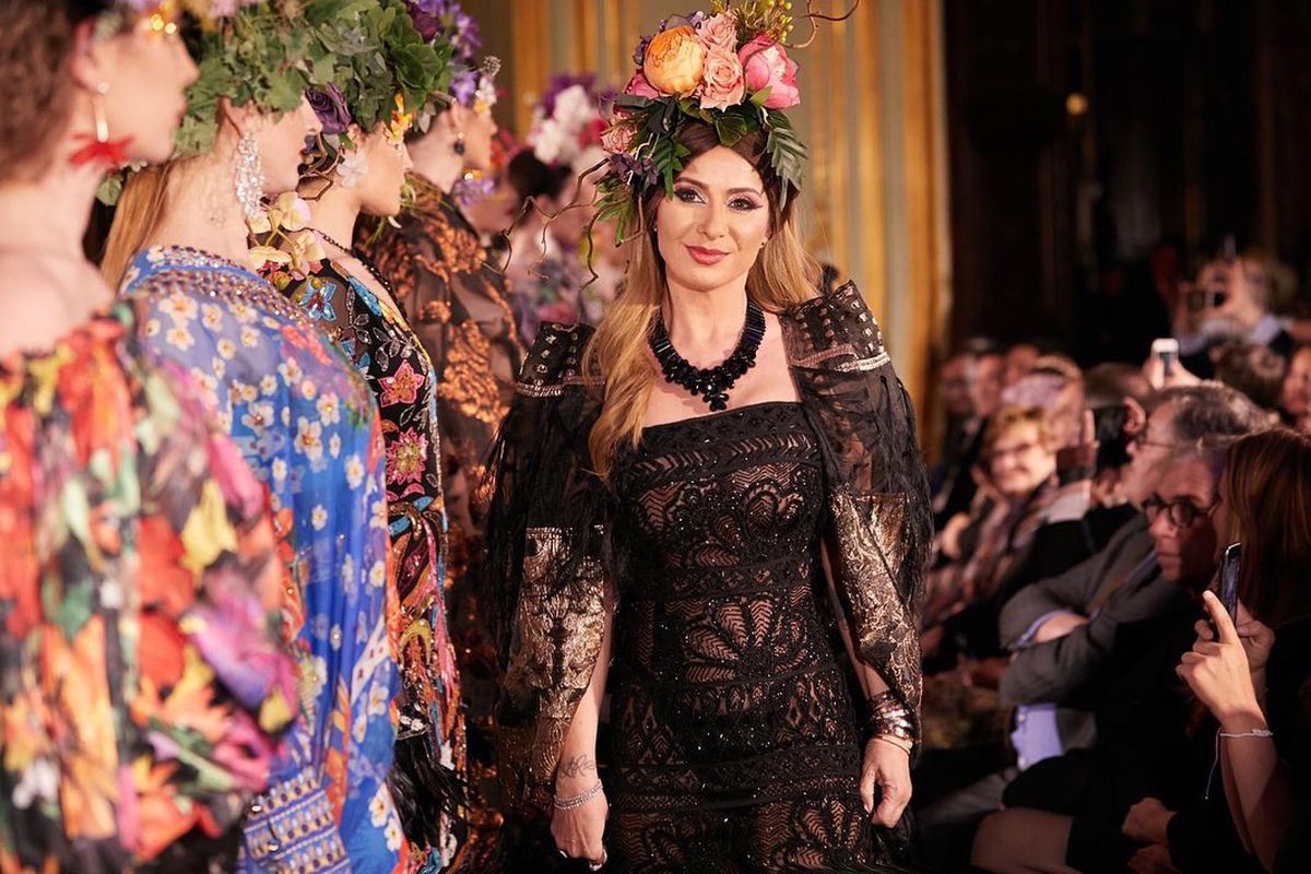 FOTO Anamaria Prodan, sexy pe marginea piscinei, la Ritz, citind ziarul + A apărut alături de fiica ei la Paris Fashion Week