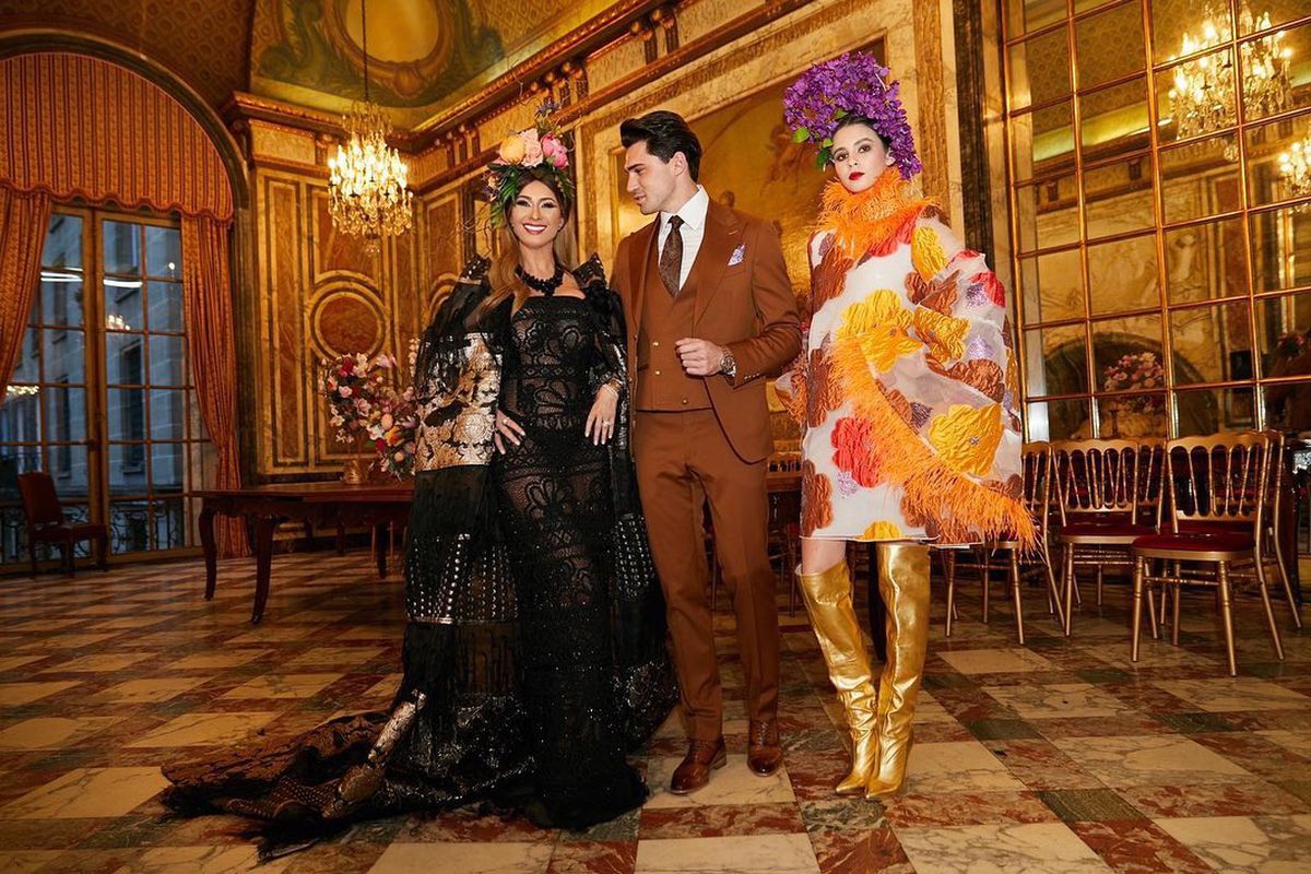 FOTO Anamaria Prodan, sexy pe marginea piscinei, la Ritz, citind ziarul + A apărut alături de fiica ei la Paris Fashion Week