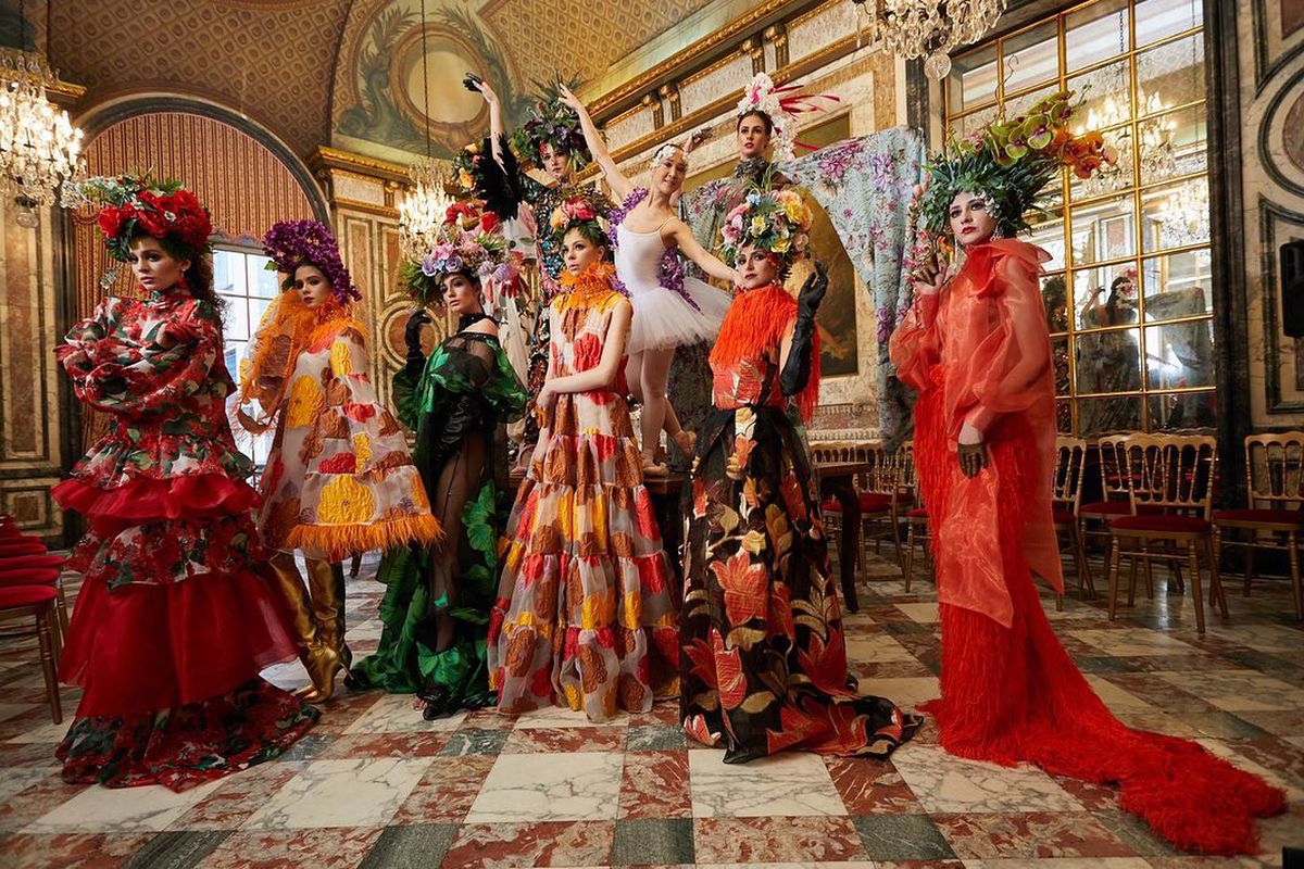 FOTO Anamaria Prodan, sexy pe marginea piscinei, la Ritz, citind ziarul + A apărut alături de fiica ei la Paris Fashion Week