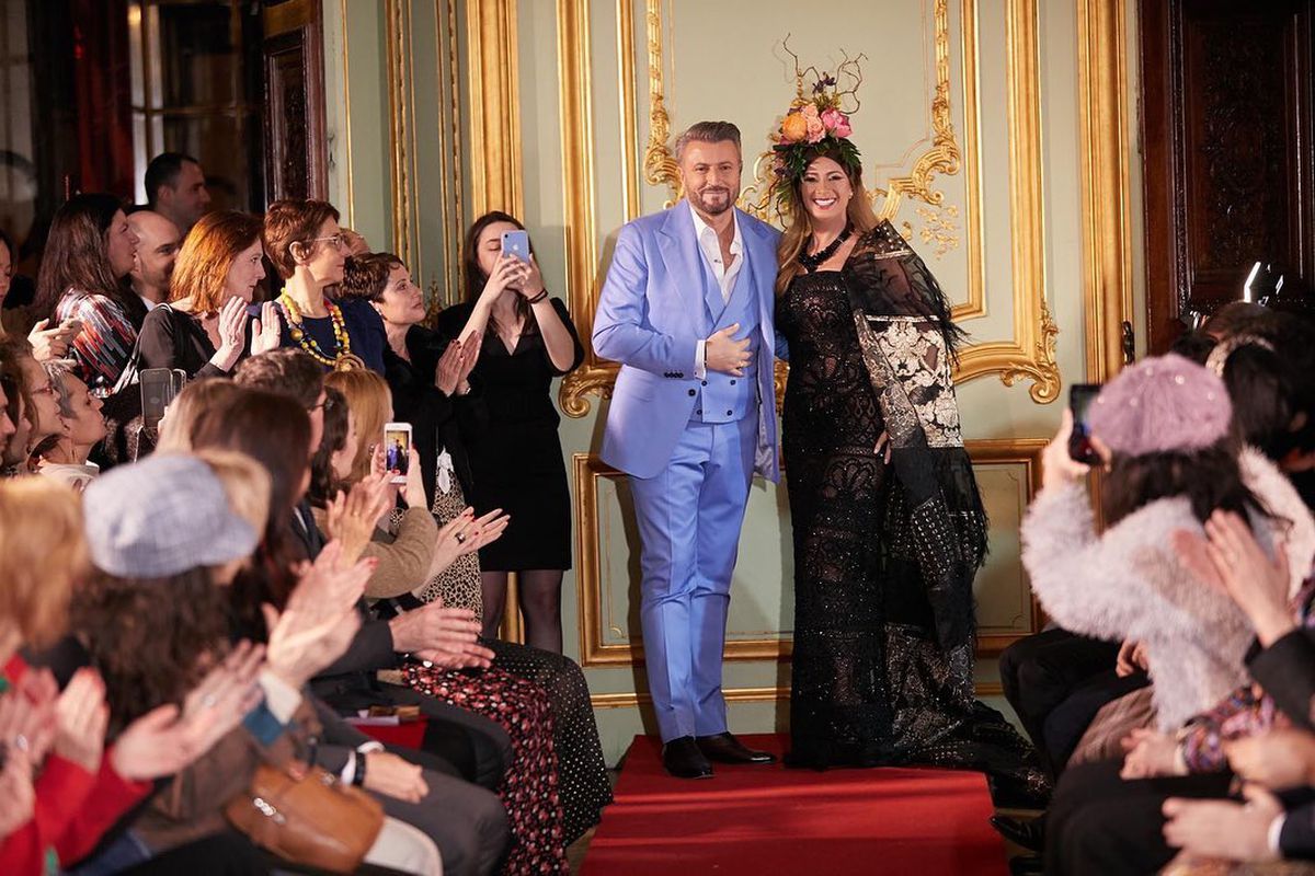 FOTO Anamaria Prodan, sexy pe marginea piscinei, la Ritz, citind ziarul + A apărut alături de fiica ei la Paris Fashion Week