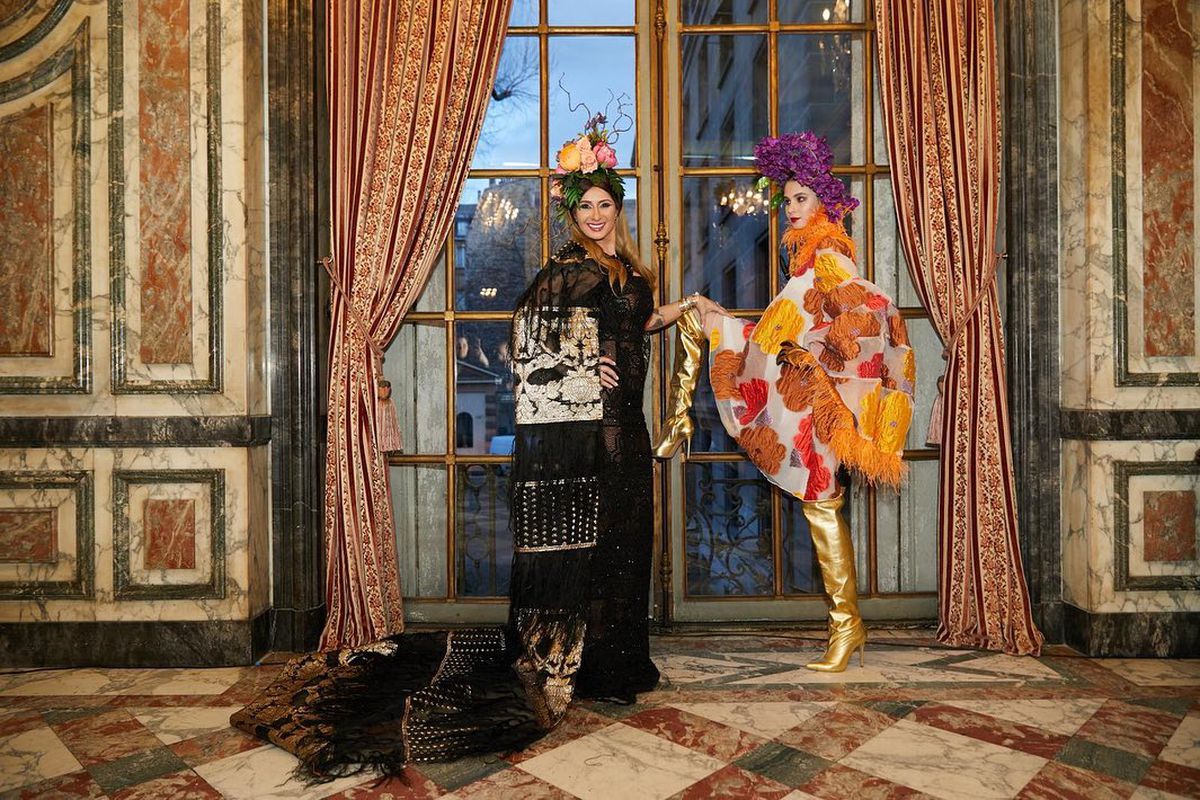 FOTO Anamaria Prodan, sexy pe marginea piscinei, la Ritz, citind ziarul + A apărut alături de fiica ei la Paris Fashion Week