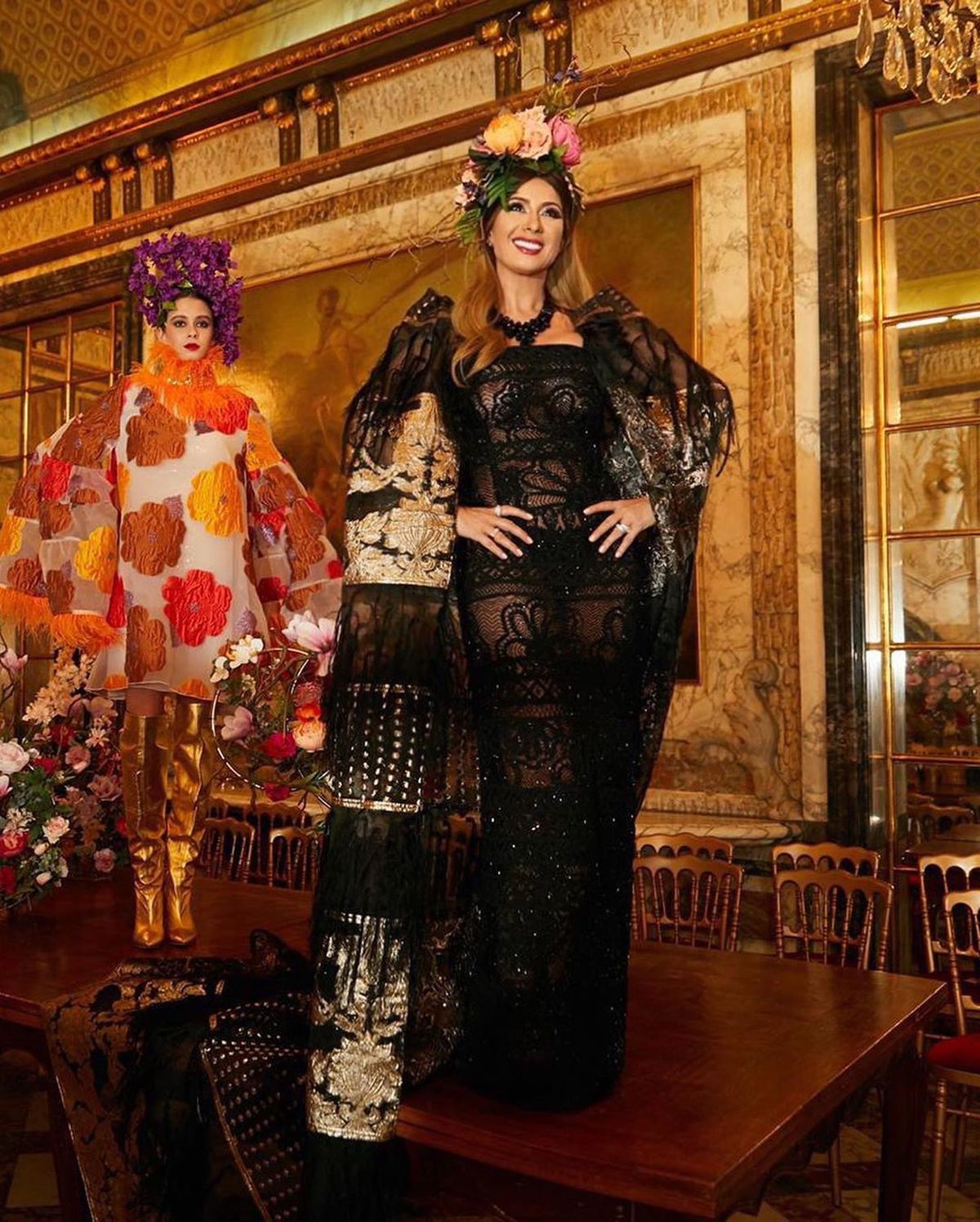 FOTO Anamaria Prodan, sexy pe marginea piscinei, la Ritz, citind ziarul + A apărut alături de fiica ei la Paris Fashion Week