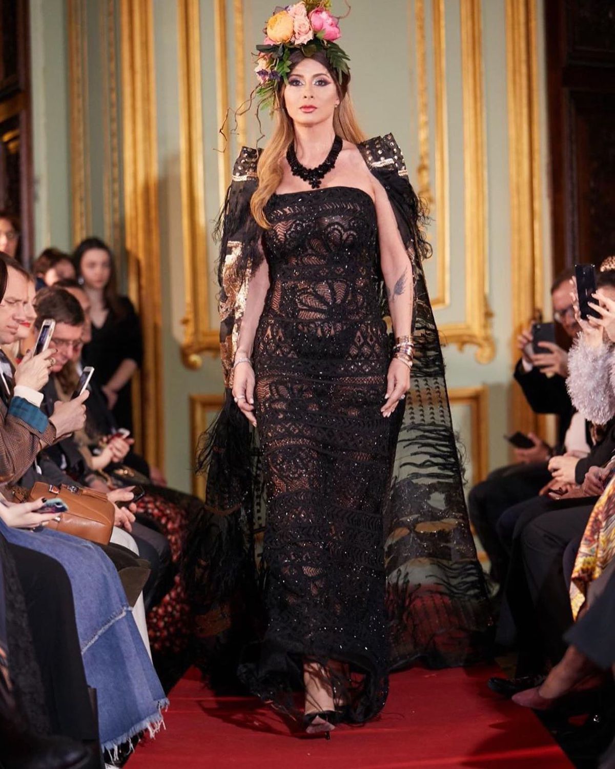 FOTO Anamaria Prodan, sexy pe marginea piscinei, la Ritz, citind ziarul + A apărut alături de fiica ei la Paris Fashion Week