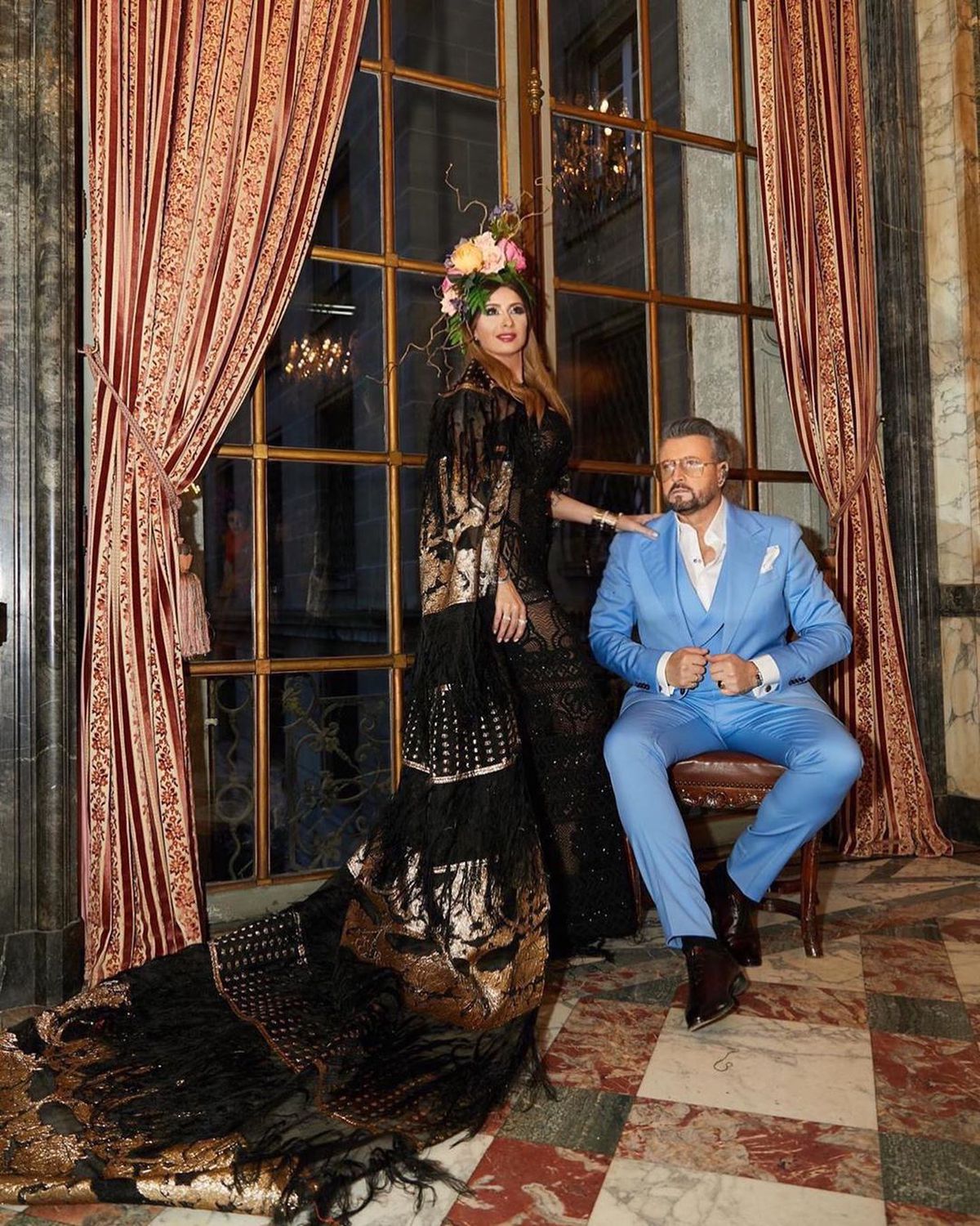 FOTO Anamaria Prodan, sexy pe marginea piscinei, la Ritz, citind ziarul + A apărut alături de fiica ei la Paris Fashion Week