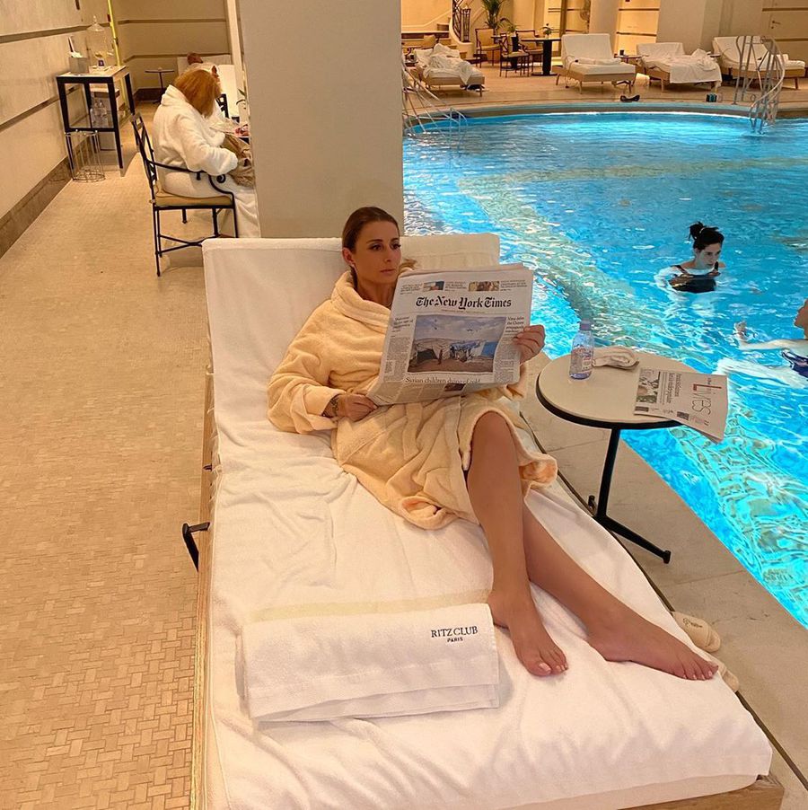 FOTO Anamaria Prodan, sexy pe marginea piscinei, la Ritz, citind ziarul + A apărut alături de fiica ei la Paris Fashion Week