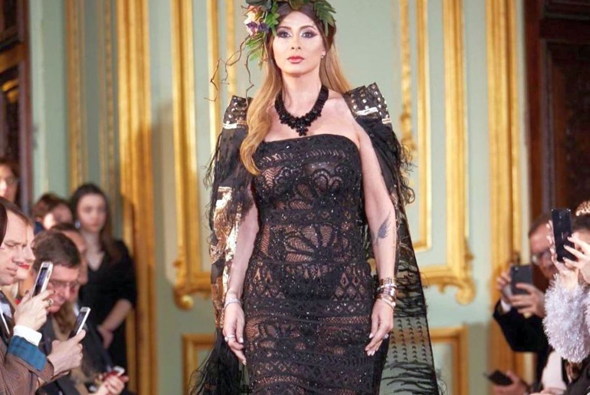 FOTO Anamaria Prodan, sexy pe marginea piscinei, la Ritz, citind ziarul + A apărut alături de fiica ei la Paris Fashion Week