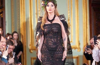 FOTO Anamaria Prodan, sexy pe marginea piscinei, la Ritz, citind ziarul + A apărut alături de fiica ei la Paris Fashion Week