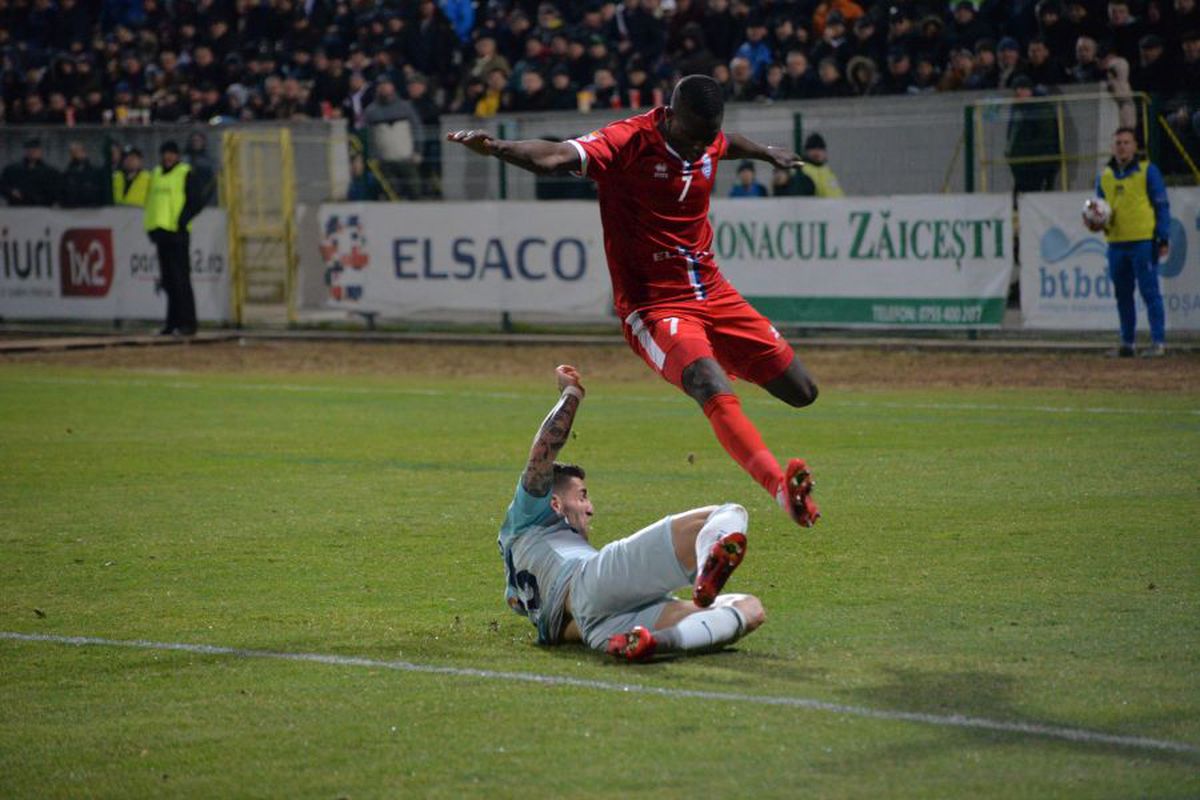 Mutarea făcută de FCSB la pauză a dat greș: Răzvan Oaidă a fost cel mai slab de pe teren! Cine s-a remarcat din echipa roș-albastră