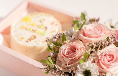 Cum poți organiza o surpriză cu flori partenerei tale